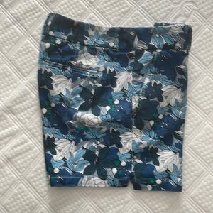 2 front pockets, 2 back slit pockets. 97.9% cotton 2.1% spandex